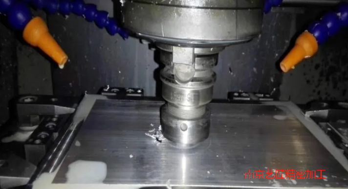 <strong>常（cháng）州超精密加工刃口:利用化學（xué）研磨技術，將（jiāng）玻璃壓縮到一頁紙的厚度。</strong>