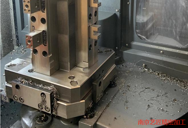 <strong>CNC加工中（zhōng）心分類：龍門加工中心、立式加工中心和臥式加工中心</strong>